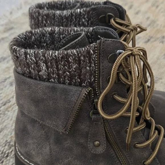 Women's Taupe Fur-Lined Lace-Up Boots - Picture 5 of 6